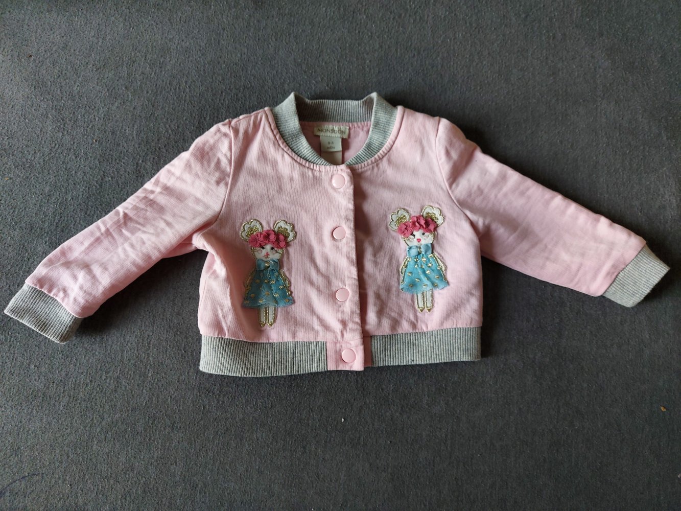 rosafarbene Babyjacke mit Mäusen