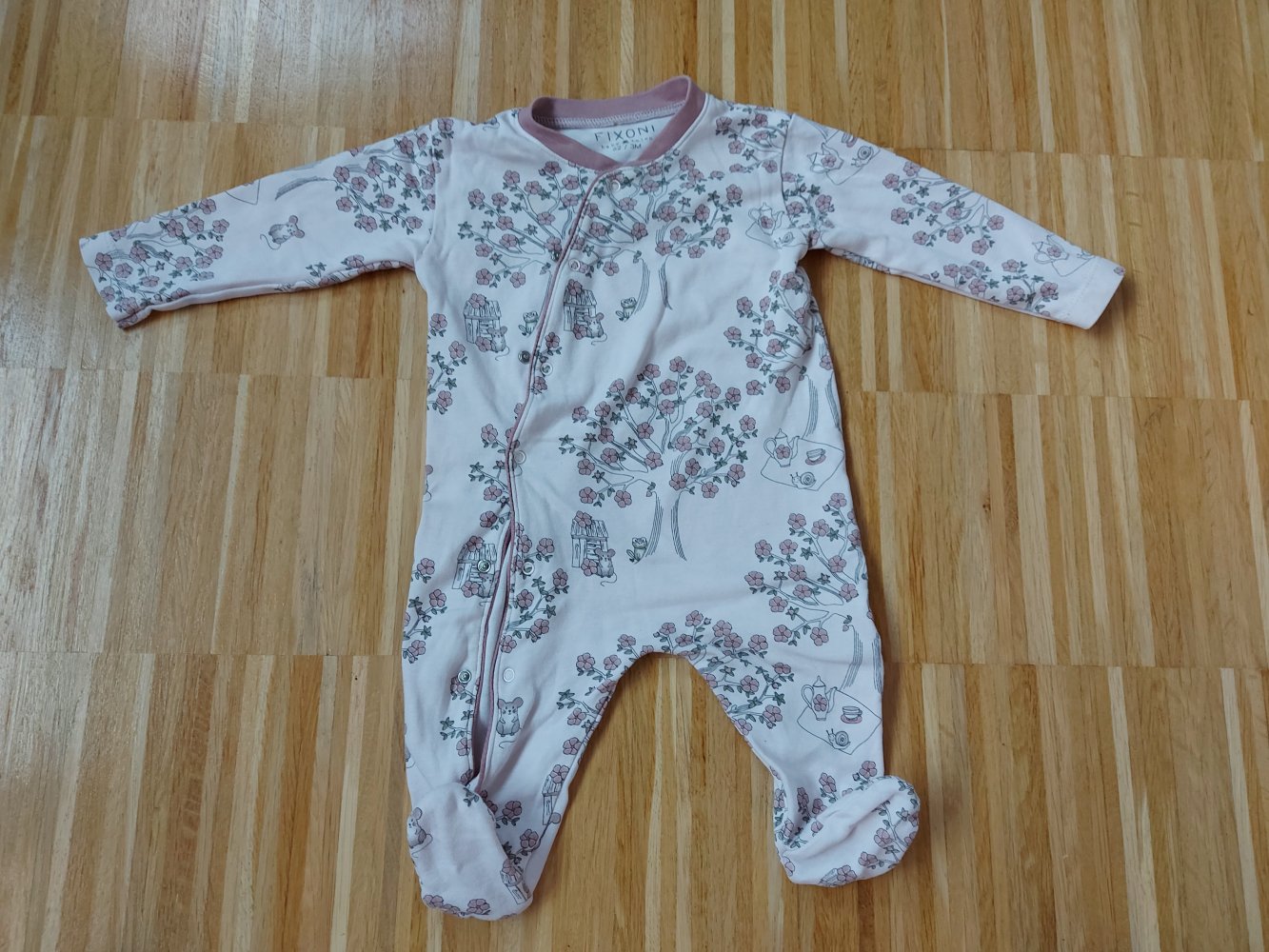 superschöner rosa Baby-Schlafanzug mit Mustervon Fixoni Gr. 62