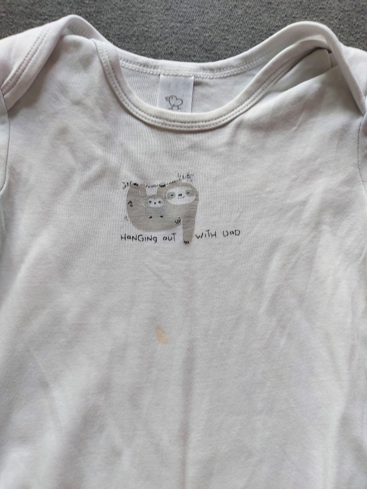 Langärmliger weißer Babybody mit Faultier hanging out with dad Gr. 86 unisex/geschlechtsneutral