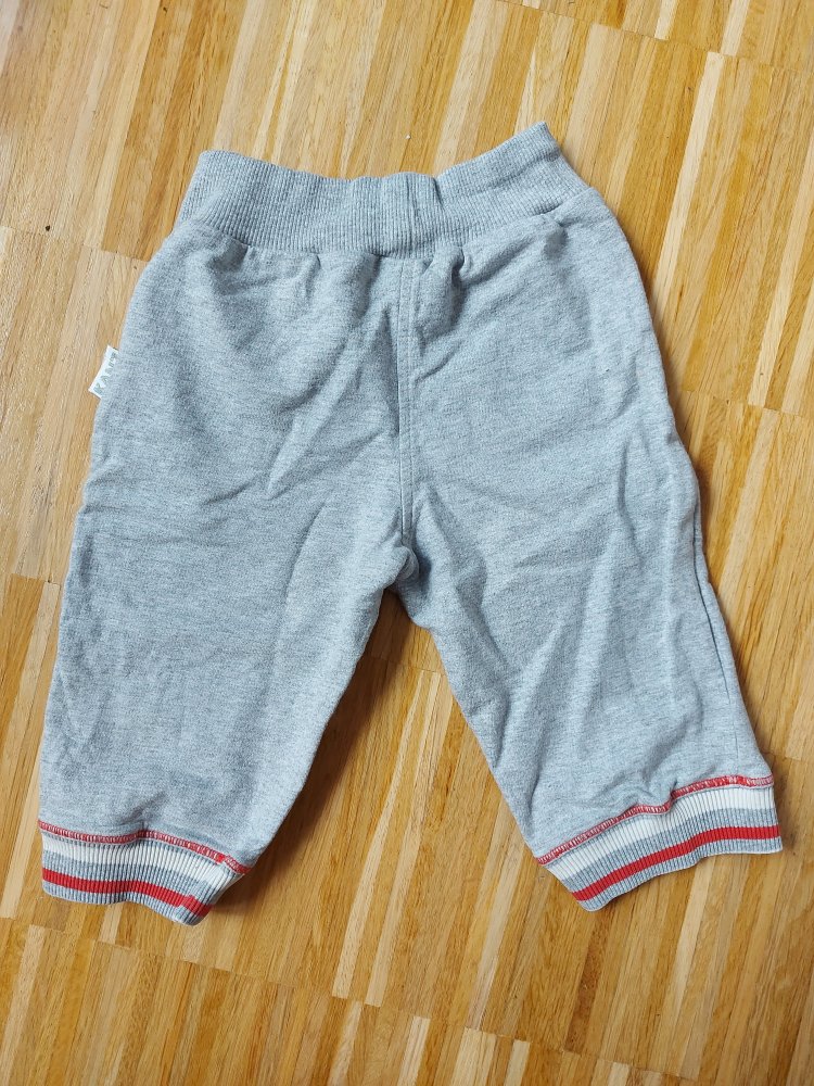 graue Babyhose / Baby-Jogginghose mit rot-weißen Elementen, Gr. 68