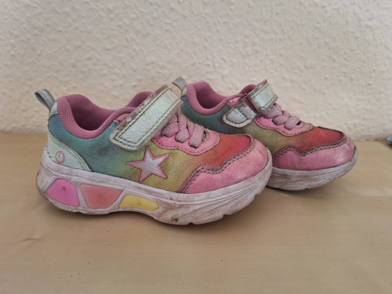 pink-bunte Leucht-Sneaker Gr. 24