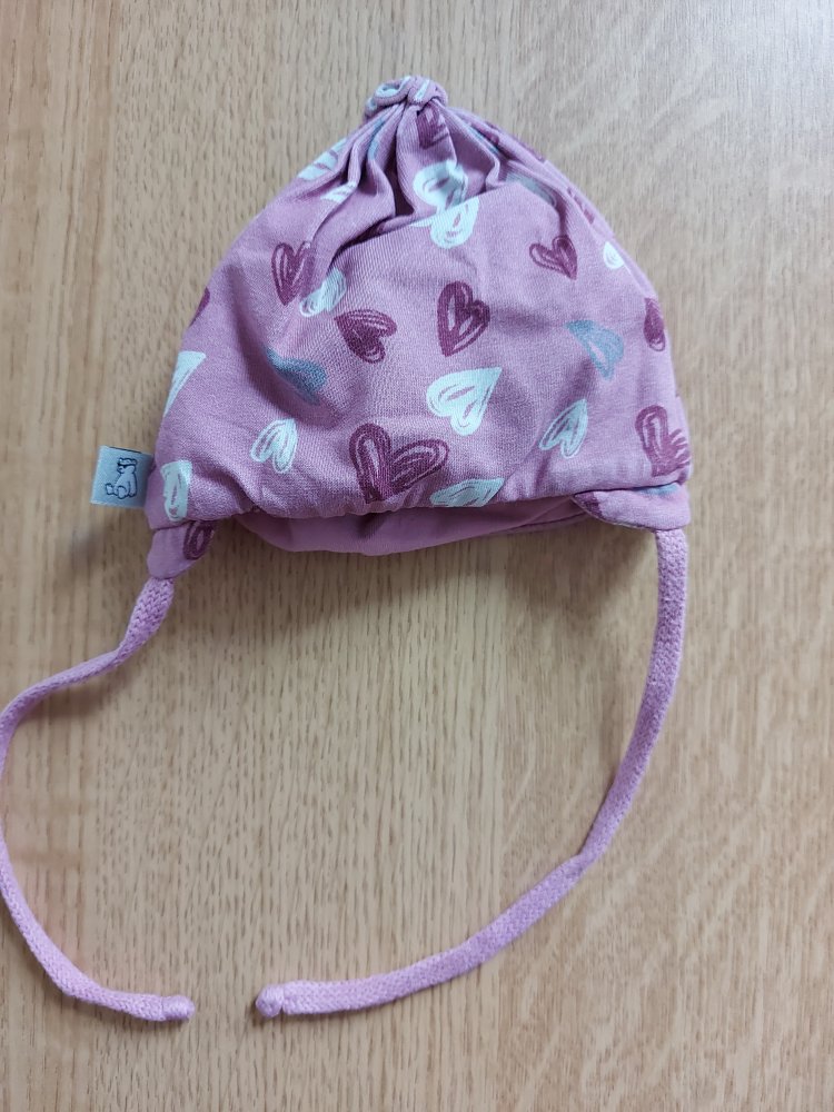 pinkes Erstlingsmützchen mit Herzen mit Schnüren Gr. 39