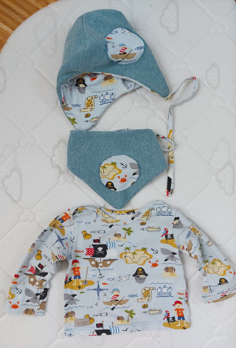 3-teiliges Set: Babypullover, Dreieckstuch und Mütze mit bunten Piratenmotiven