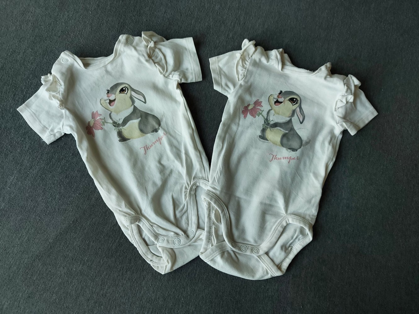 weißer Kurzarmbody mit Klopfer, Gr. 62