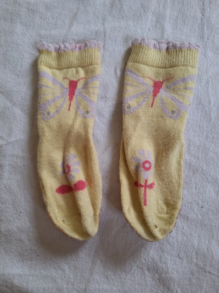 Gelbe Stoppersocken mit Schmetterlingen, Gr. 19-20