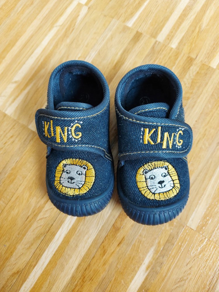 Kita-Hausschuhe aus Jeansstoff mit Löwenmotiv Lion King Gr. 21