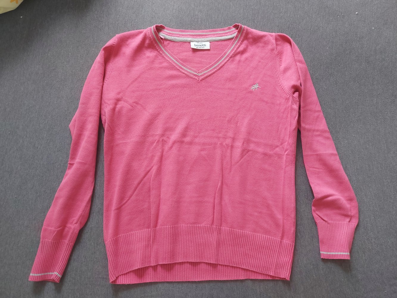 langärmliger pinker Pullover mit V-Ausschnitt Gr. M