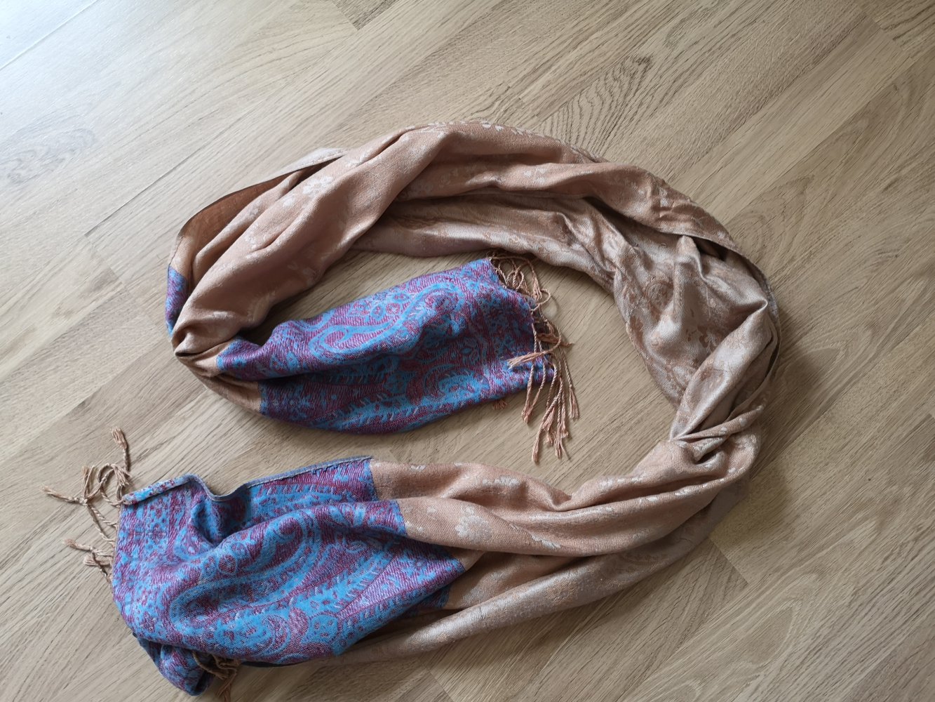 beiger Pashmina-Schal mit blau-lila Muster an den Enden