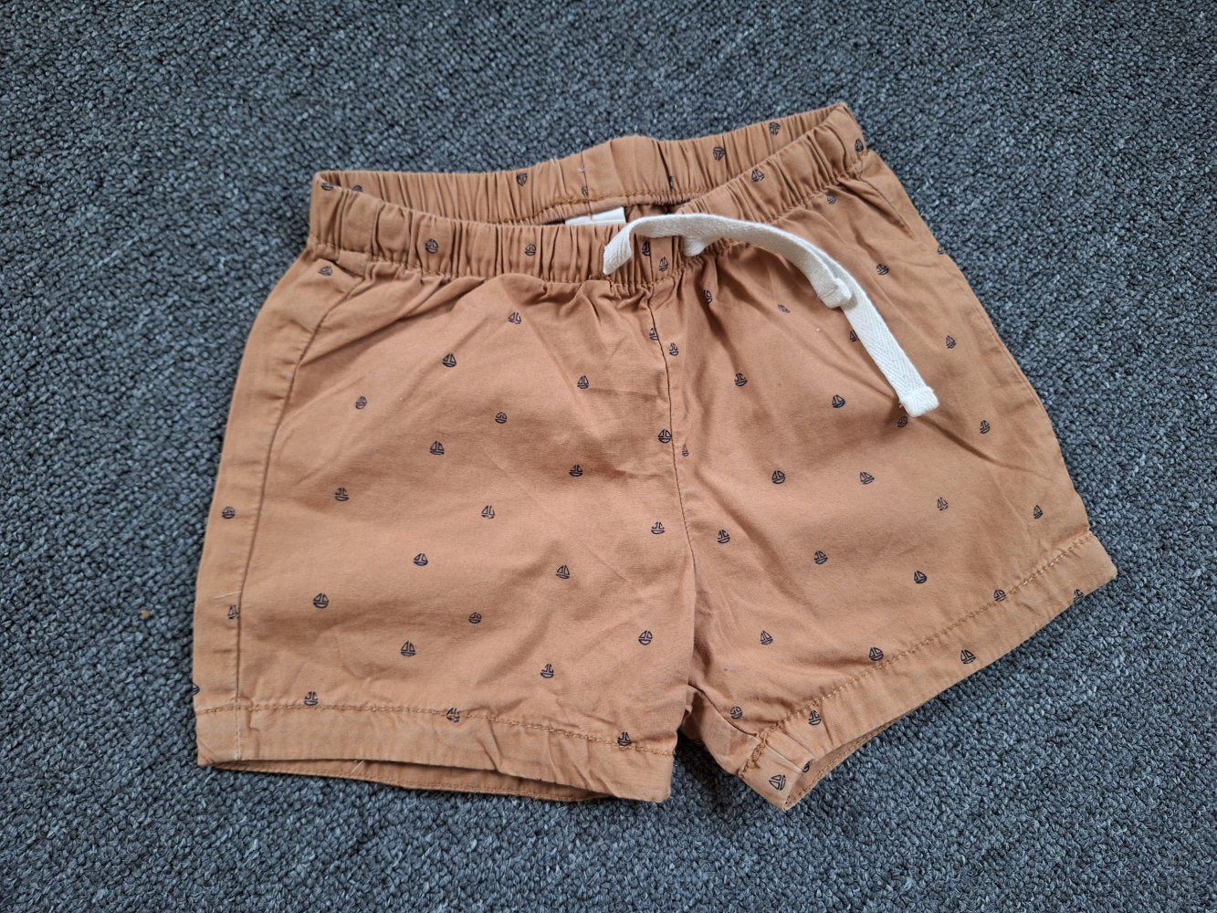 Braune kurze Hose mit Segelbooten, Gr. 80