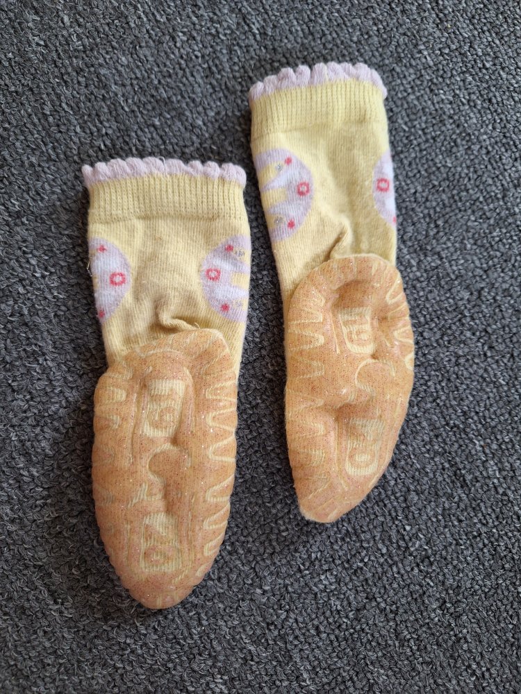 Gelbe Stoppersocken mit Schmetterlingen, Gr. 19-20