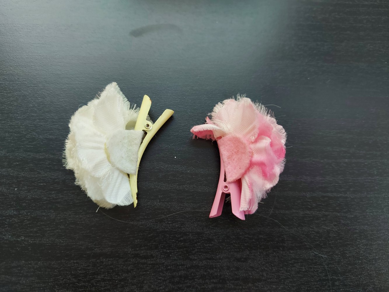 Haarspangenset: weiße und rosa Blume