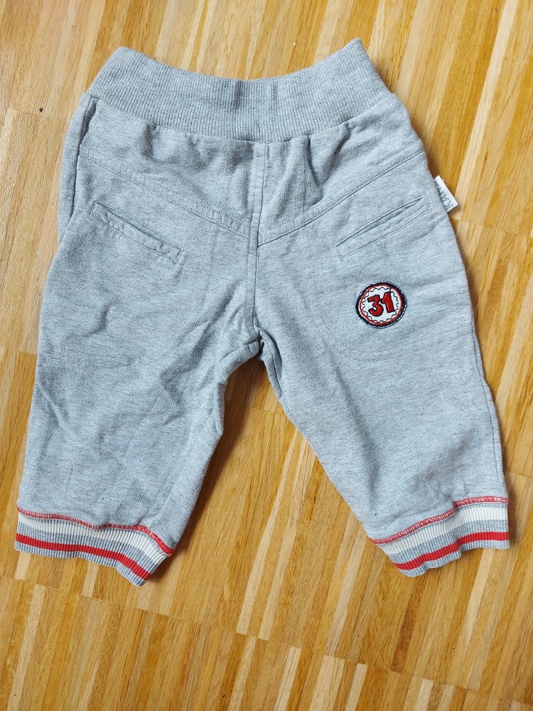 graue Babyhose / Baby-Jogginghose mit rot-weißen Elementen, Gr. 68