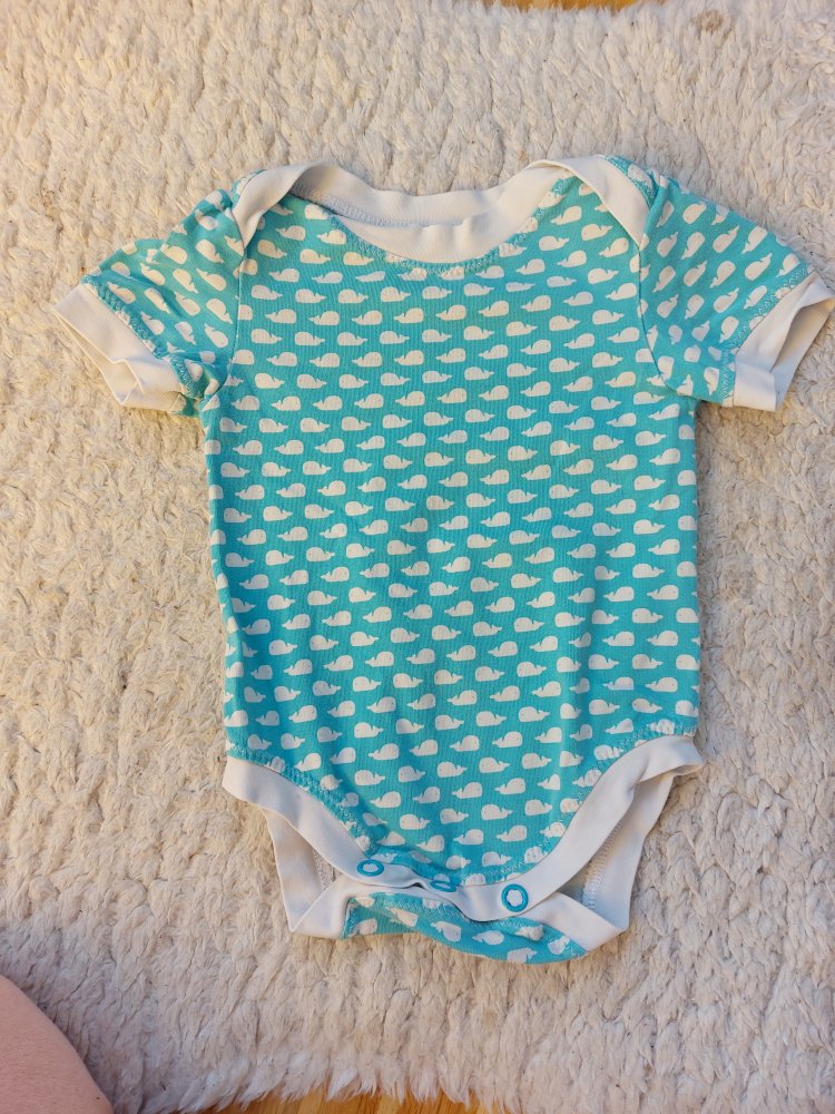 Kurzärmliger türkiser Babybody mit Walmuster
