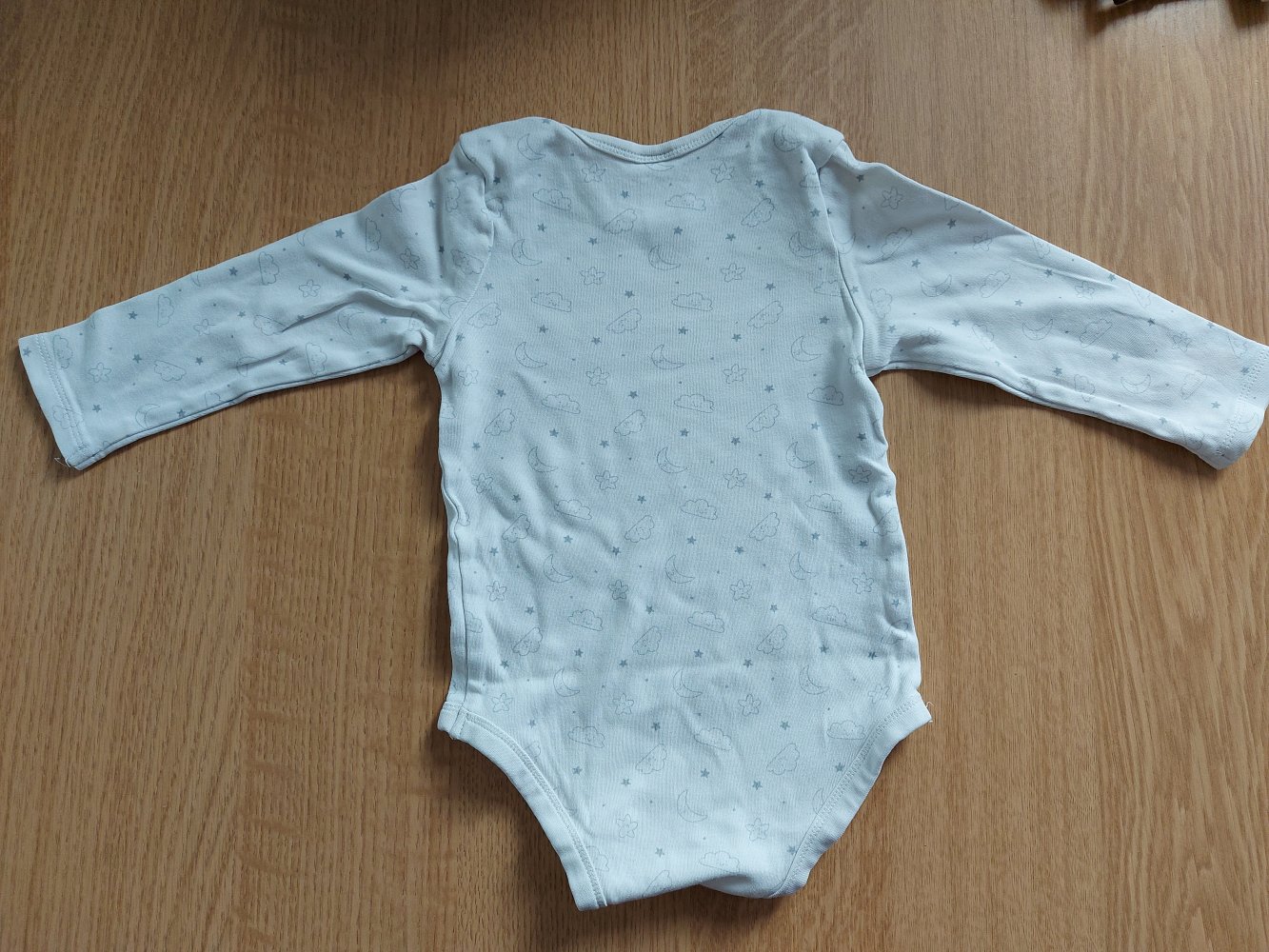 Langärmliger weißer Babybody Gr. 80 mit Mond und Sternen