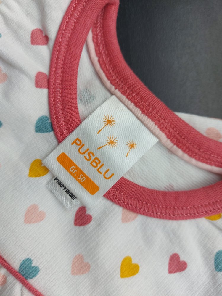 weißer Babystrampler/Jumper mit bunten Herzen Gr. 50