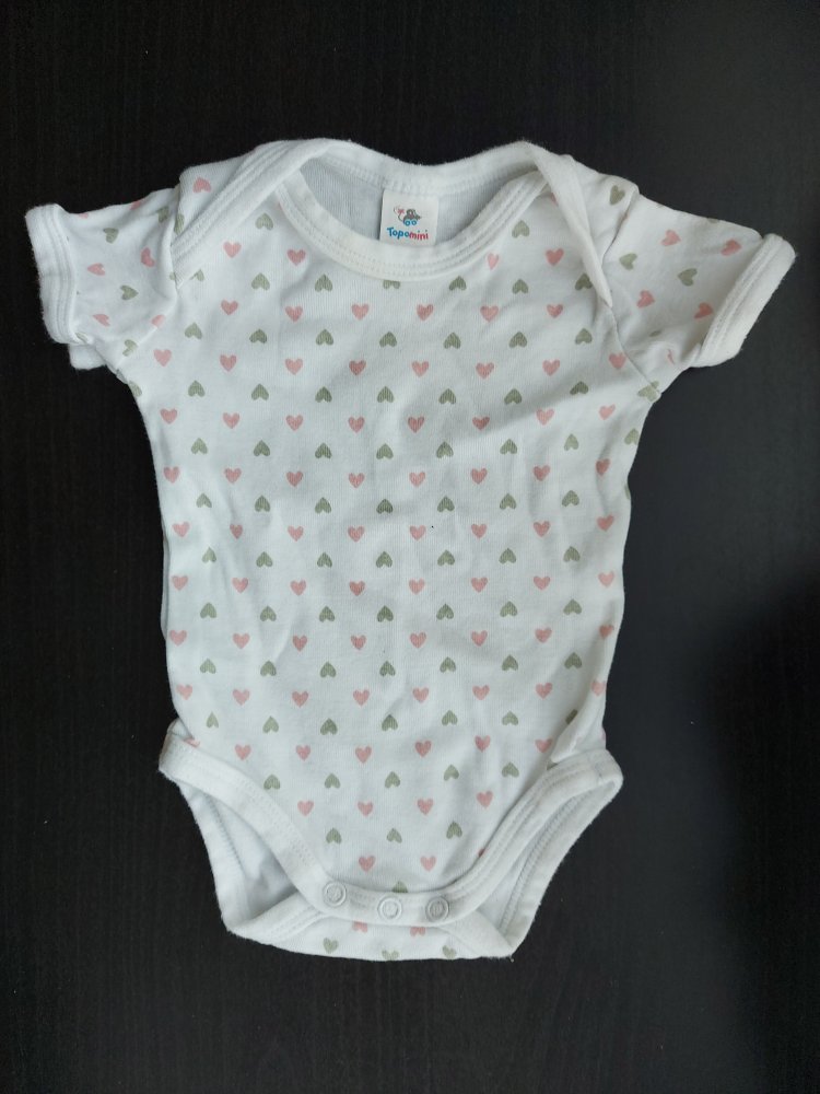 Niedlicher Kurzarmbody mit Herzmuster, Gr. 50/56