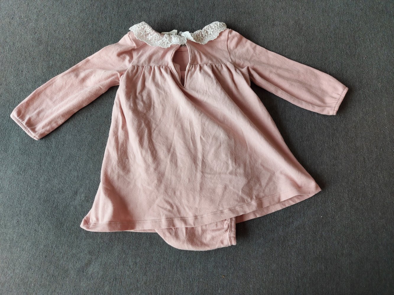 altrosa Bodykleidchen Gr. 68 mit niedlichem Spitzenkragen