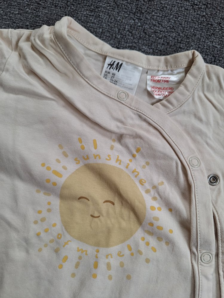 cremefarbener/beiger Pyjama/ Schlafanzug mit Sonne Gr. 92 unisex