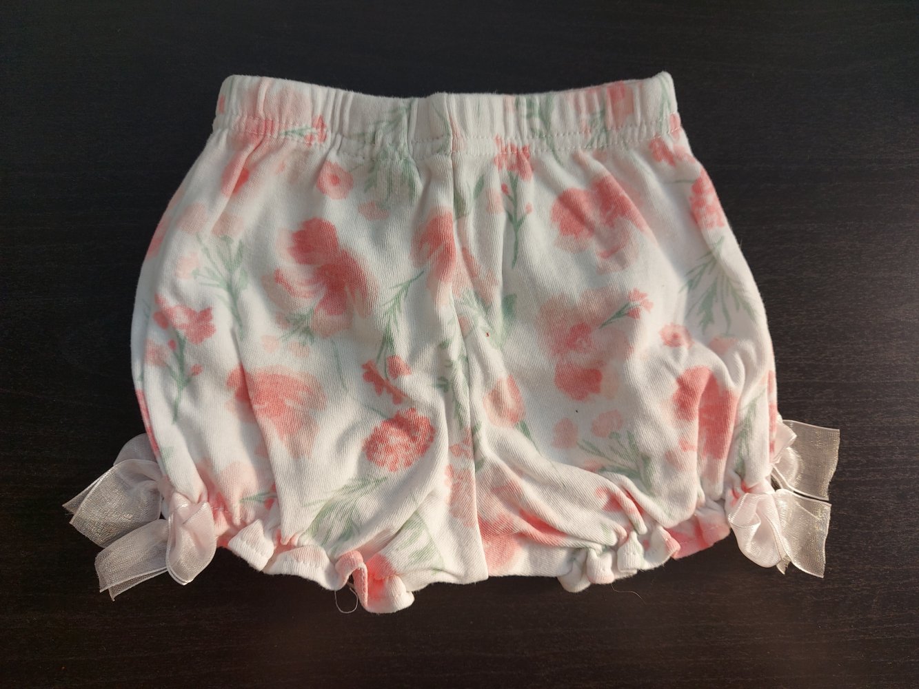 Süßes 3-teiliges Babygirlset: weiße T-Shirts und kurze Hose mit Blumenmuster und Schleife