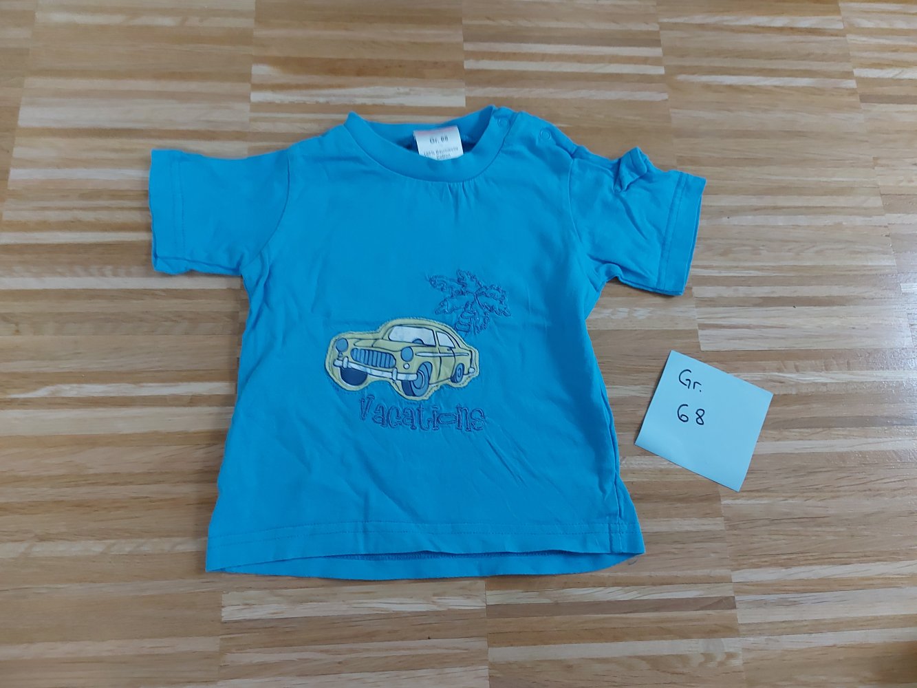 kurzärmliges blaues T-Shirt mit Auto 