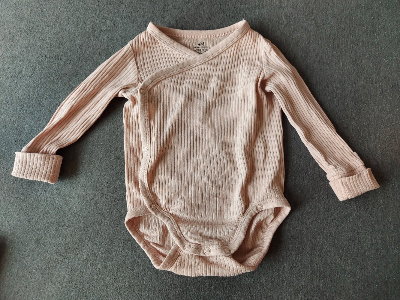 3-teiliges geripptes altrosa Bekleidungsset bestehend aus Wickelbody, Hose und Mützchen Gr. 74