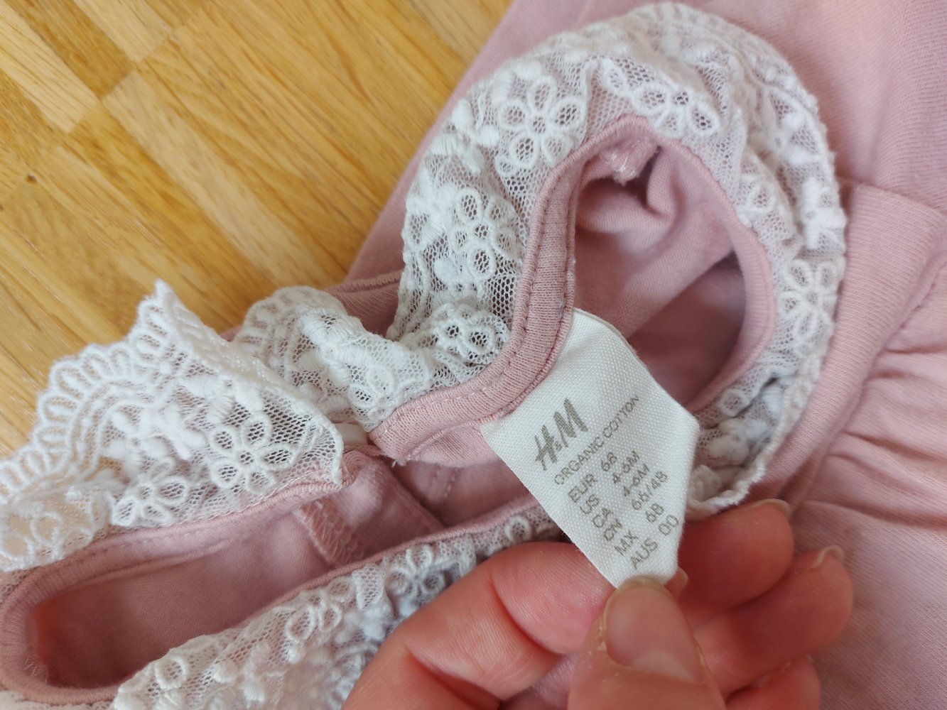 altrosa Bodykleidchen Gr. 68 mit niedlichem Spitzenkragen