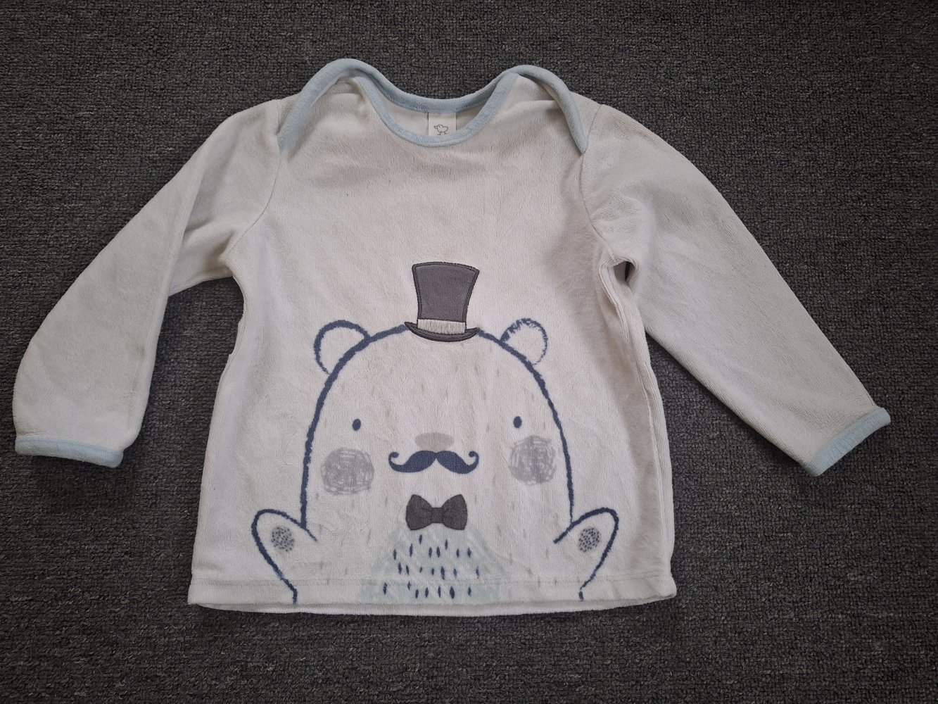 Weißes Langarmshirt mit Eisbär mit moustache, Gr. 92