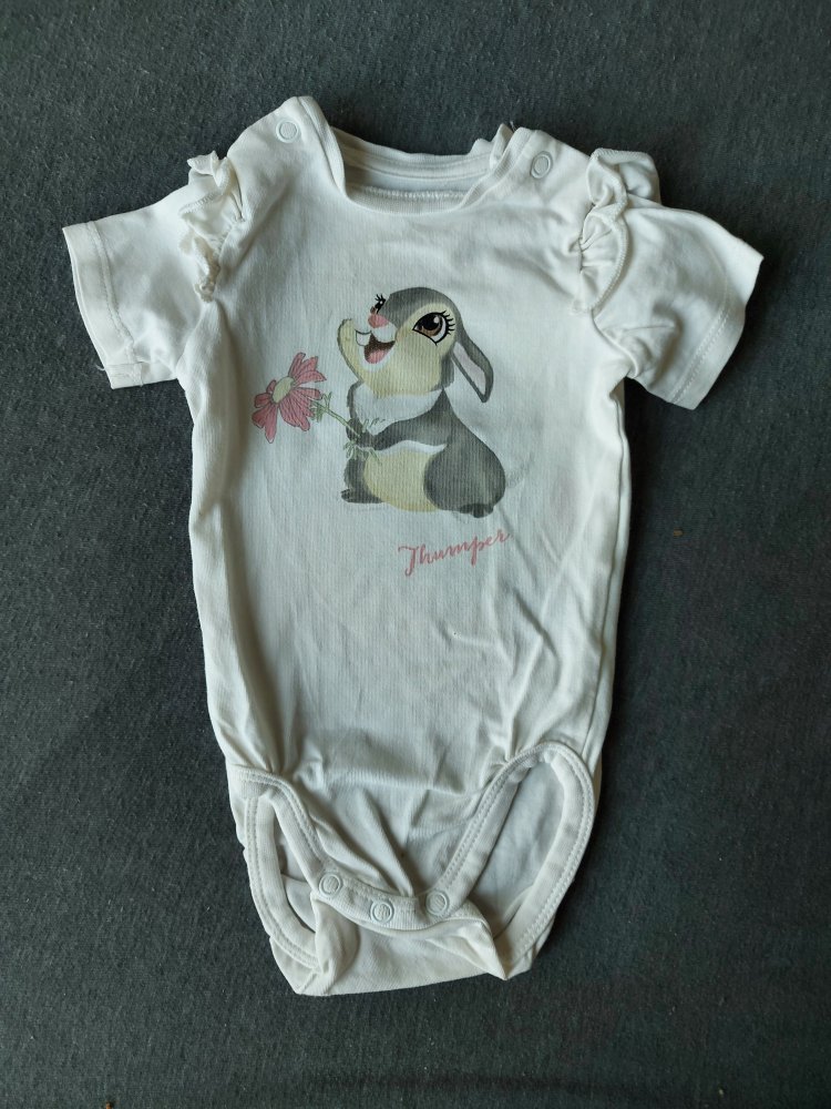 weißer Kurzarmbody mit Klopfer, Gr. 62