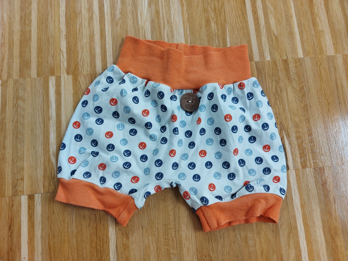 weiße Babyschlupfhose mit bunten Punkten und Ankersymbolen / Pumphose