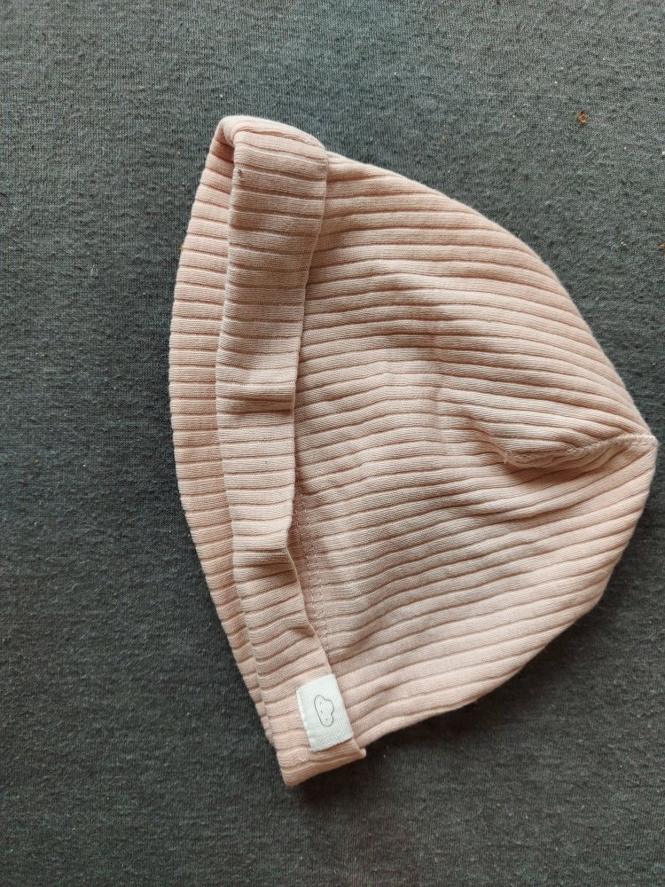 3-teiliges geripptes altrosa Bekleidungsset bestehend aus Wickelbody, Hose und Mützchen Gr. 74