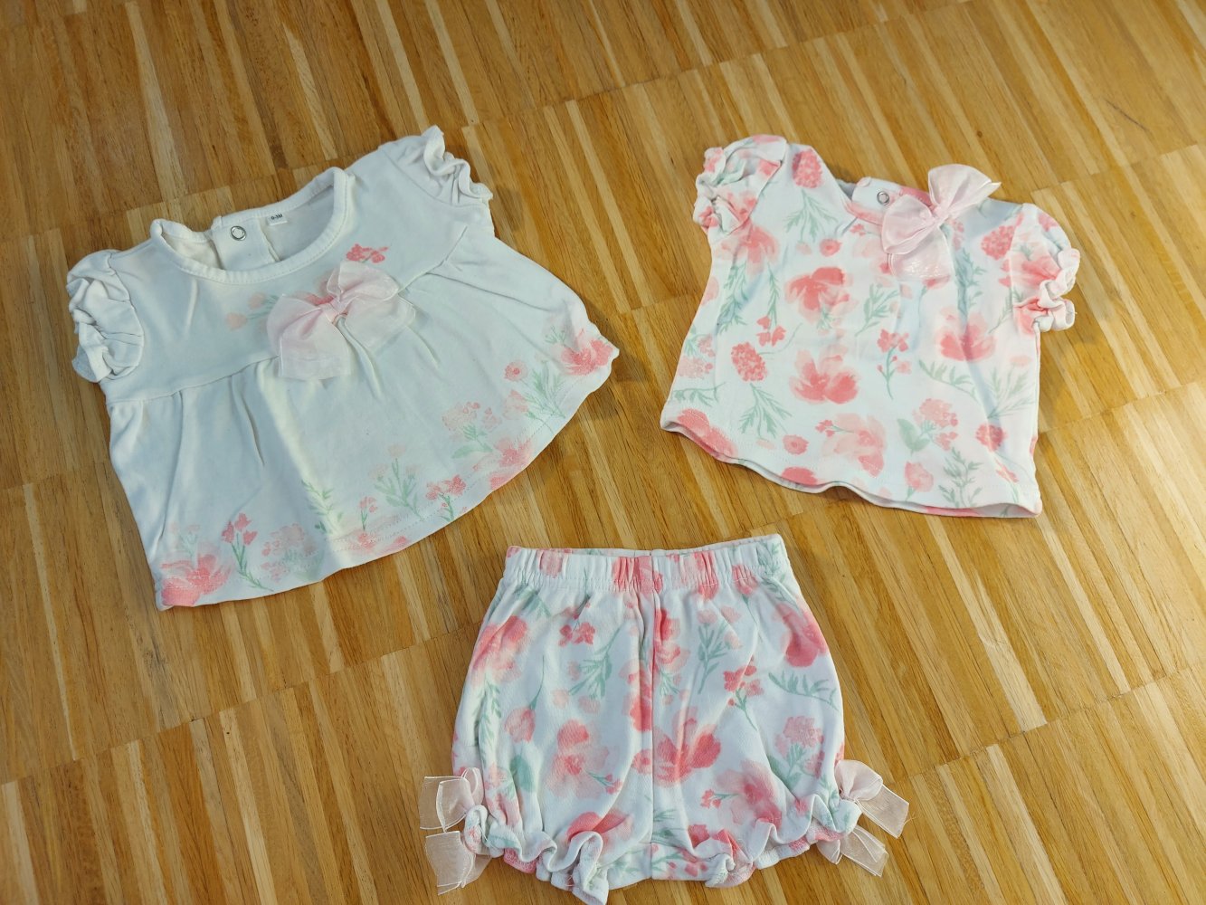 Süßes 3-teiliges Babygirlset: weiße T-Shirts und kurze Hose mit Blumenmuster und Schleife