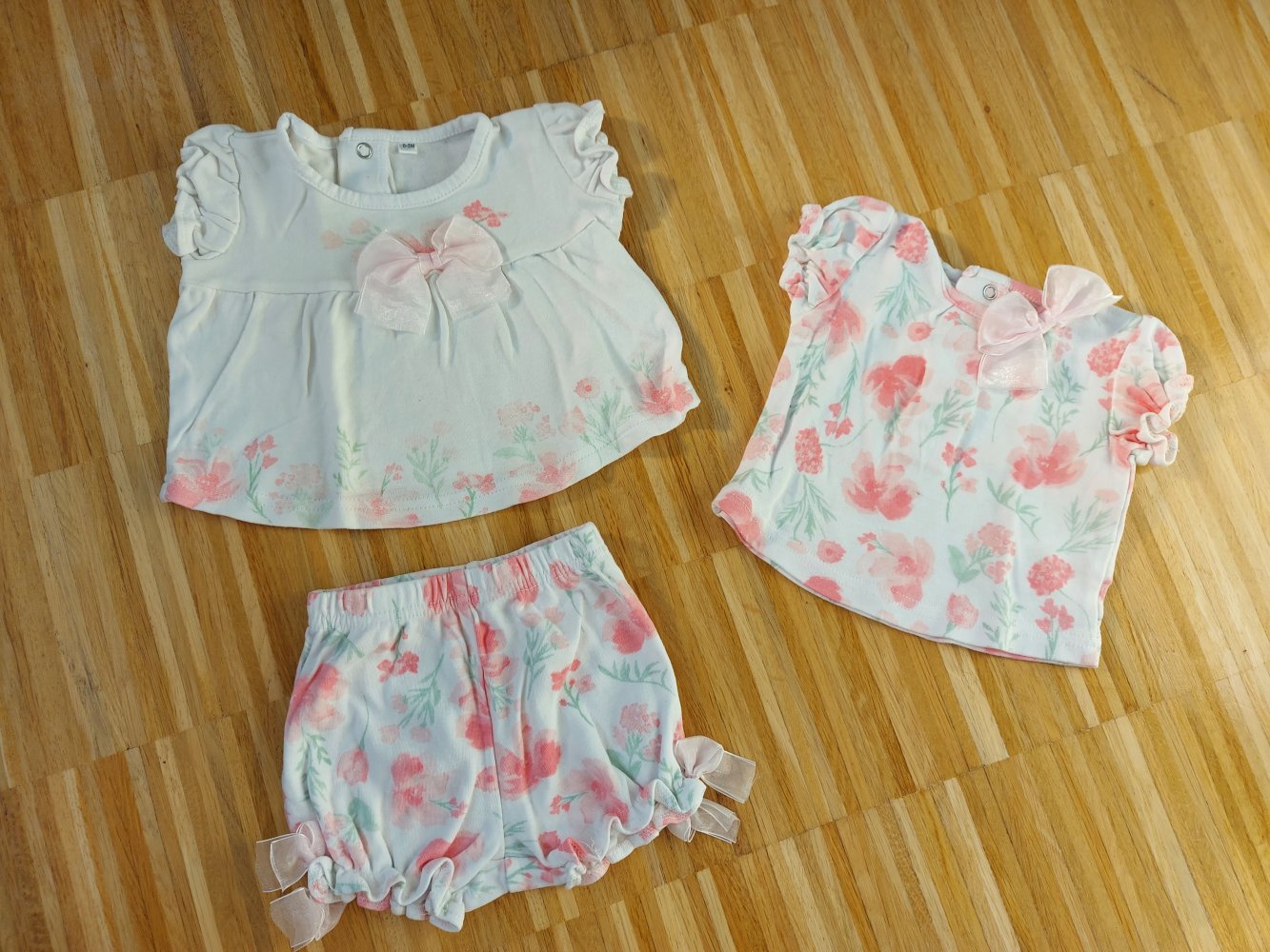 Süßes 3-teiliges Babygirlset: weiße T-Shirts und kurze Hose mit Blumenmuster und Schleife