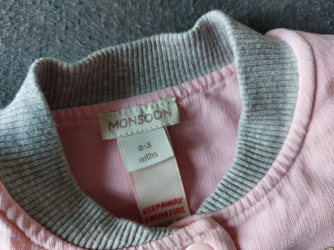 rosafarbene Babyjacke mit Mäusen