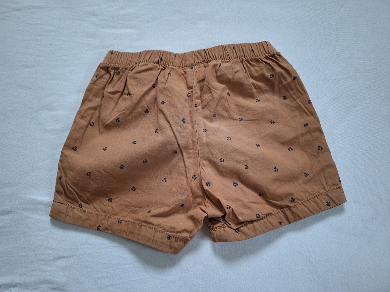 Braune kurze Hose mit Segelbooten, Gr. 80