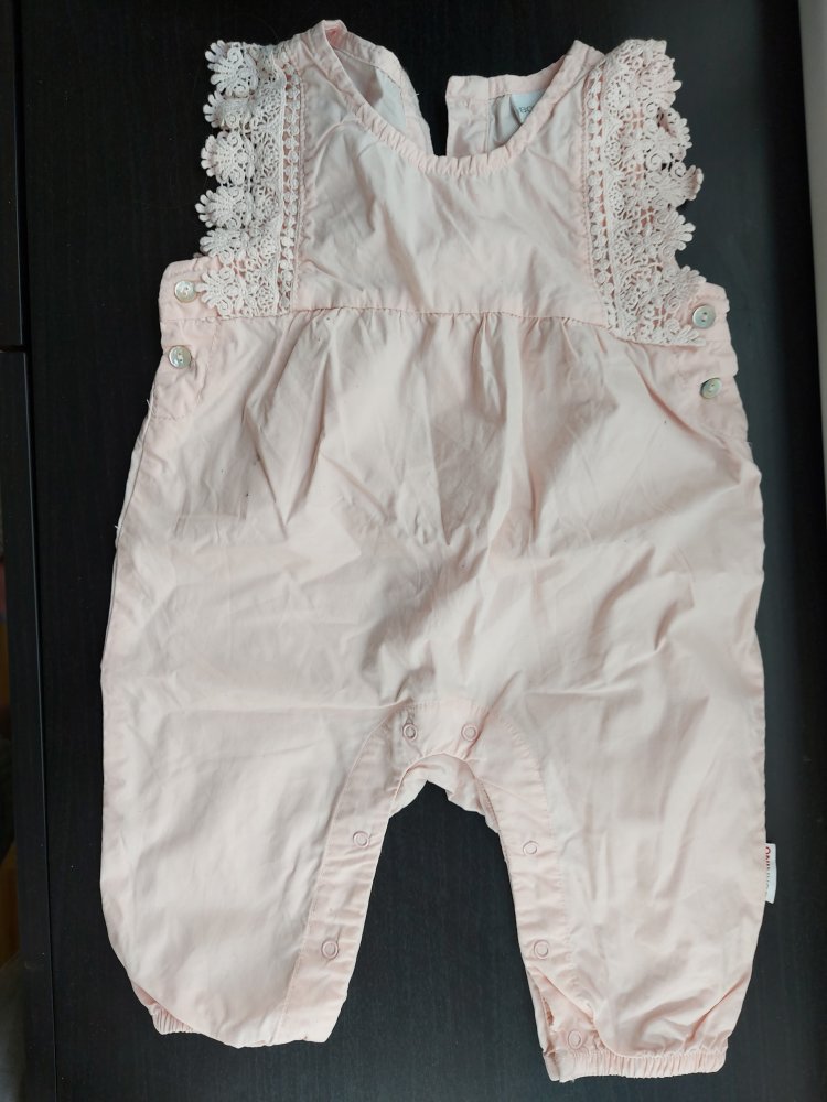 zartrosa Babystrampler / Jumper mit langer Hose Gr. 62/68