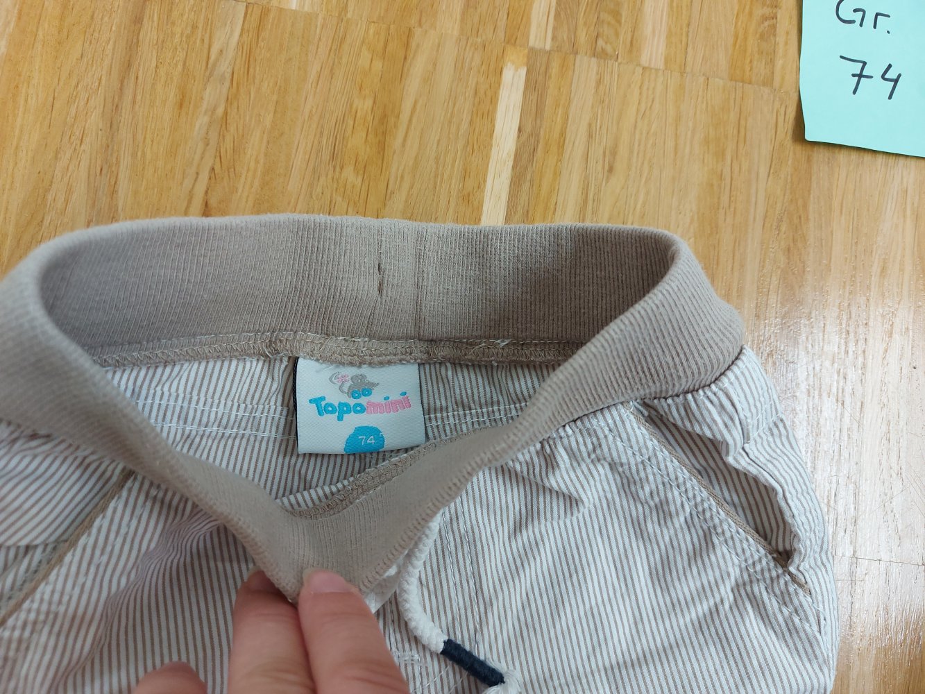 kurze beige-gestreifte Babyhose, Gr. 74