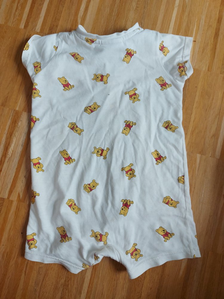 Süßer Babypyjama /Schlafstrampler mit kleinen Baby Winnie Poohs, Gr. 74