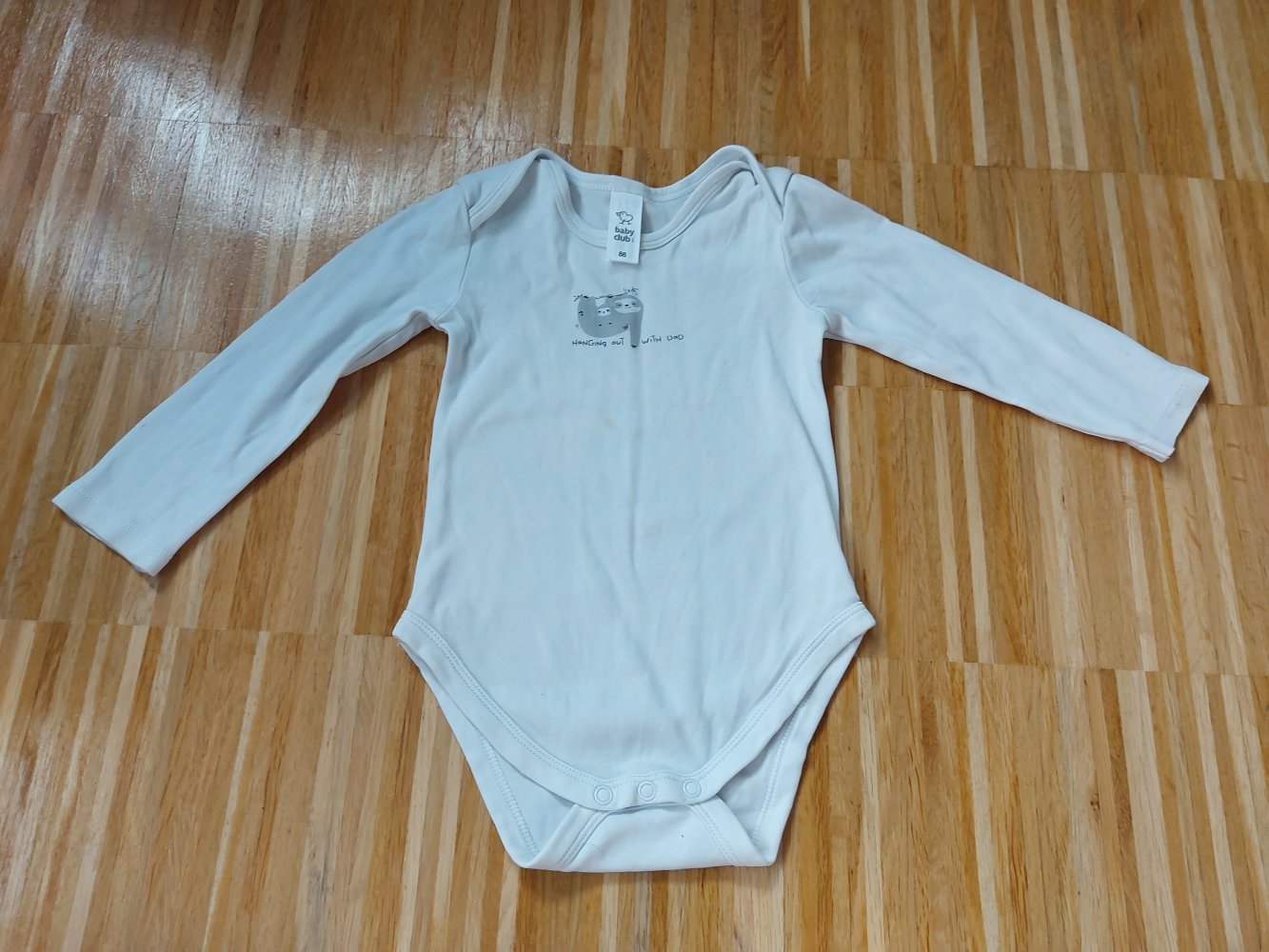 Langärmliger weißer Babybody mit Faultier hanging out with dad Gr. 86 unisex/geschlechtsneutral