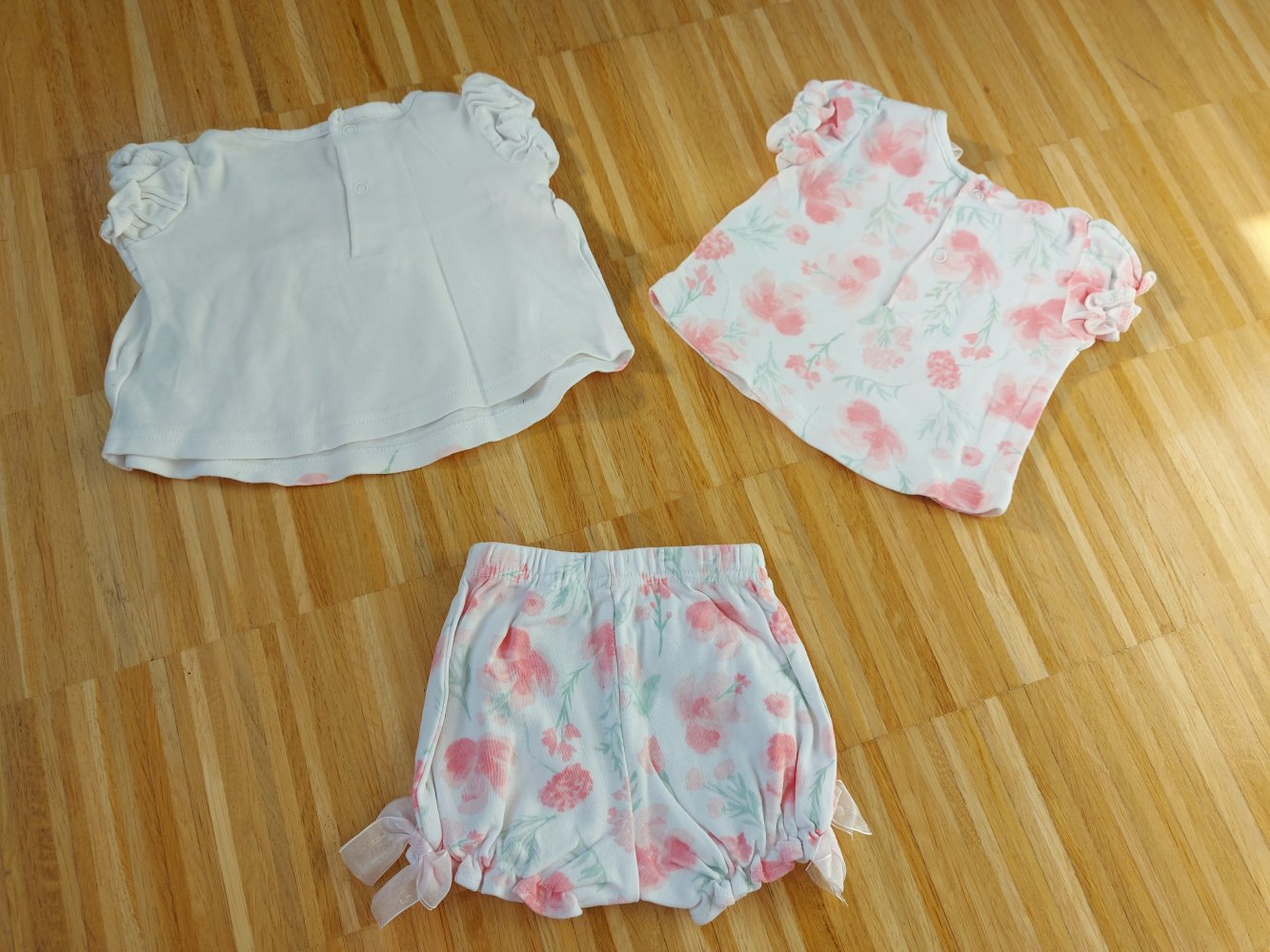 Süßes 3-teiliges Babygirlset: weiße T-Shirts und kurze Hose mit Blumenmuster und Schleife