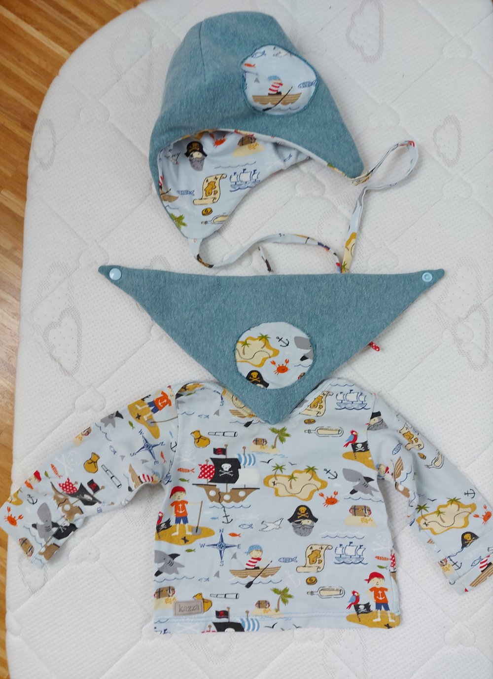 3-teiliges Set: Babypullover, Dreieckstuch und Mütze mit bunten Piratenmotiven