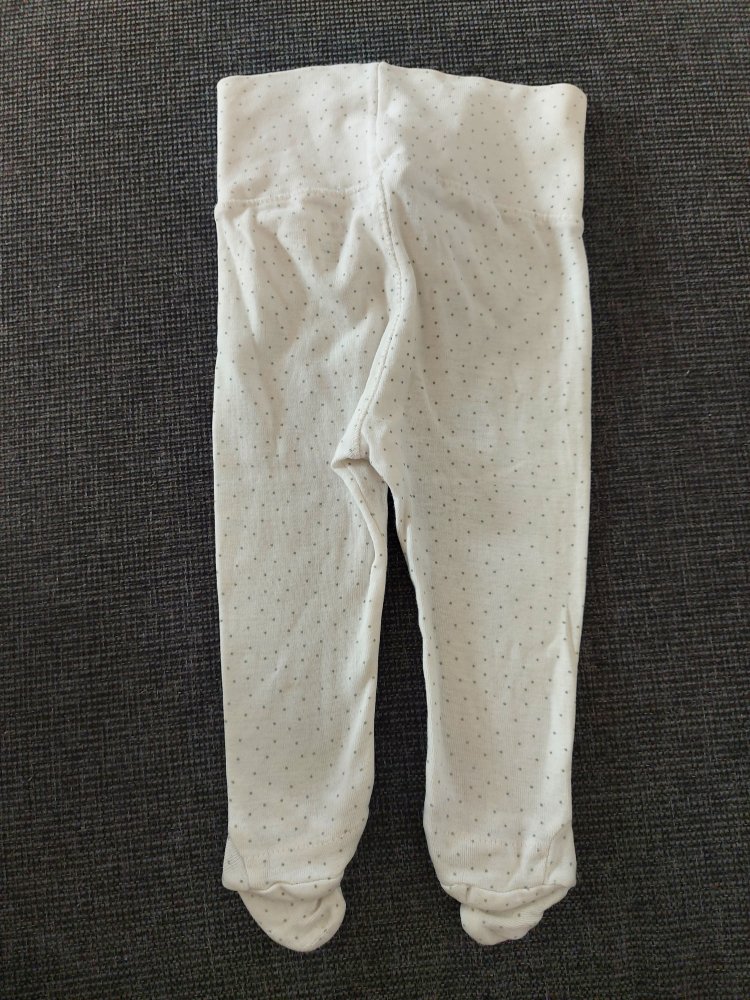 Weiße Babyhose mit Pünktchen mit breitem Bund und Füßchen Gr. 62