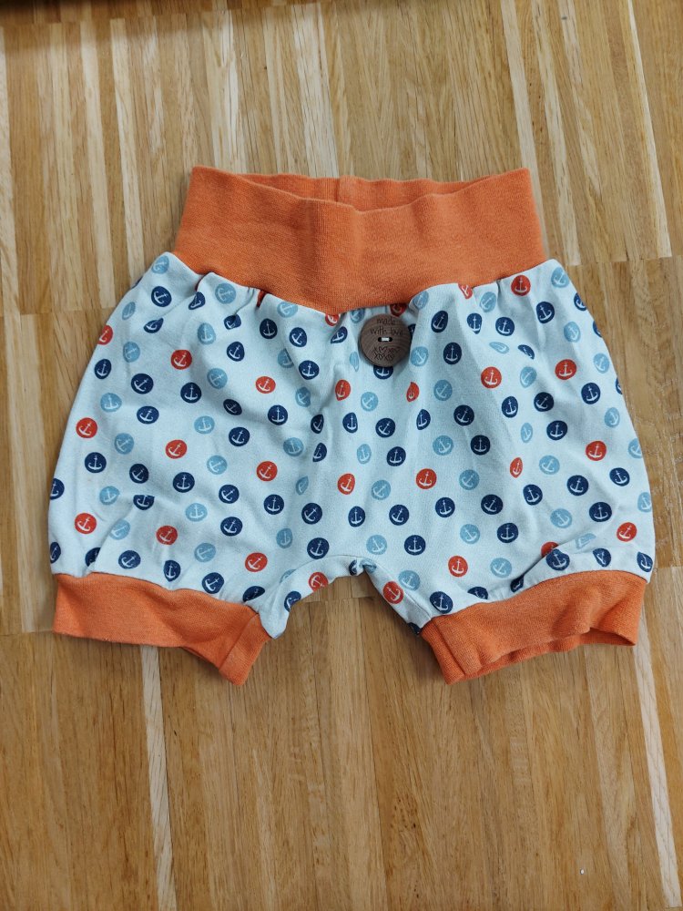 weiße Babyschlupfhose mit bunten Punkten und Ankersymbolen / Pumphose