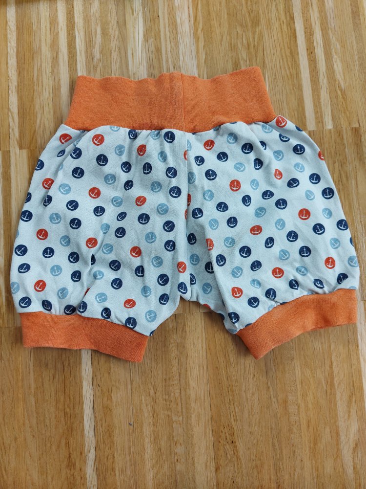 weiße Babyschlupfhose mit bunten Punkten und Ankersymbolen / Pumphose
