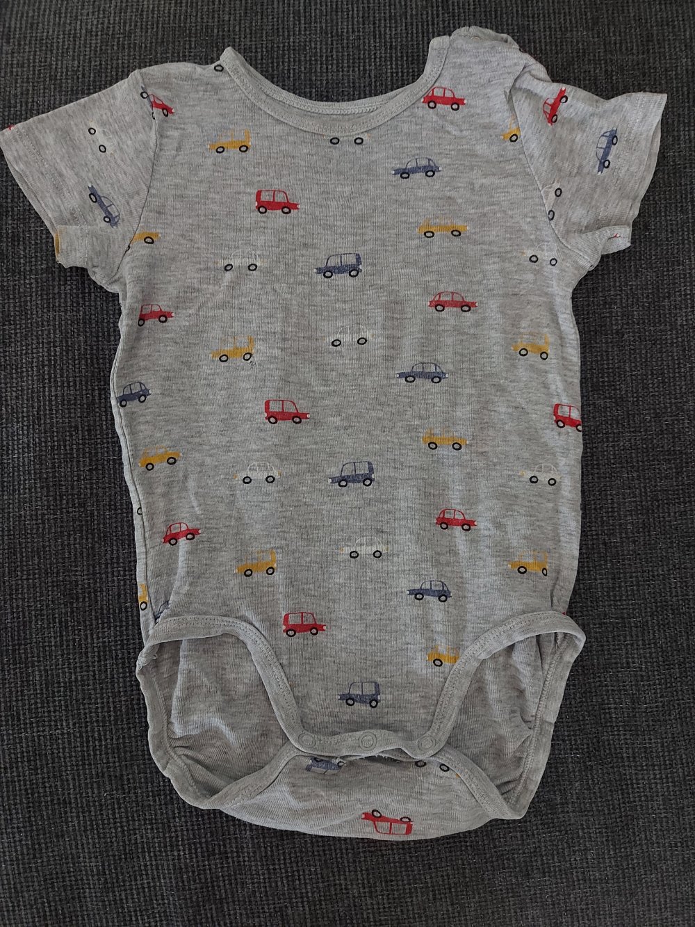 kurzärmliger grauer Babybody mit Autos Gr. 80