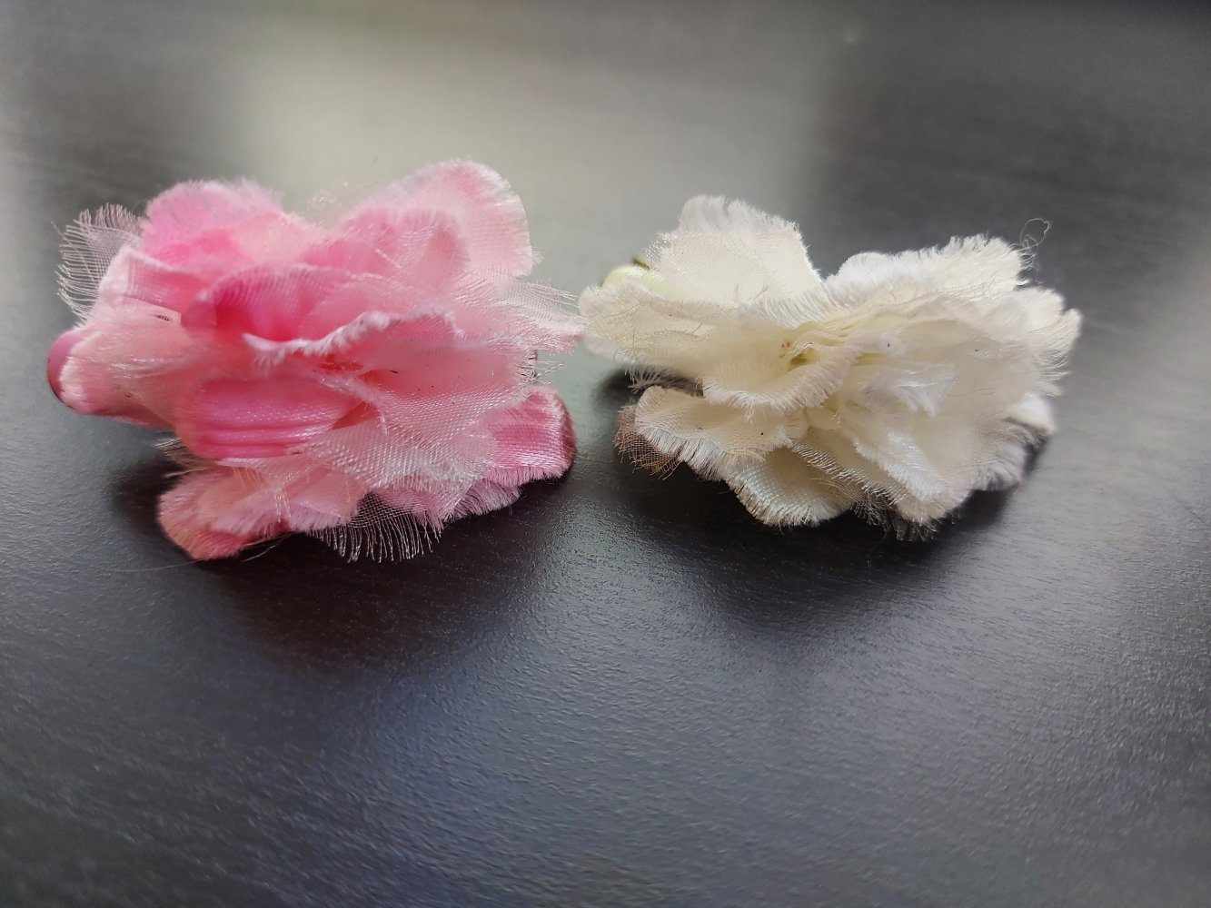 Haarspangenset: weiße und rosa Blume