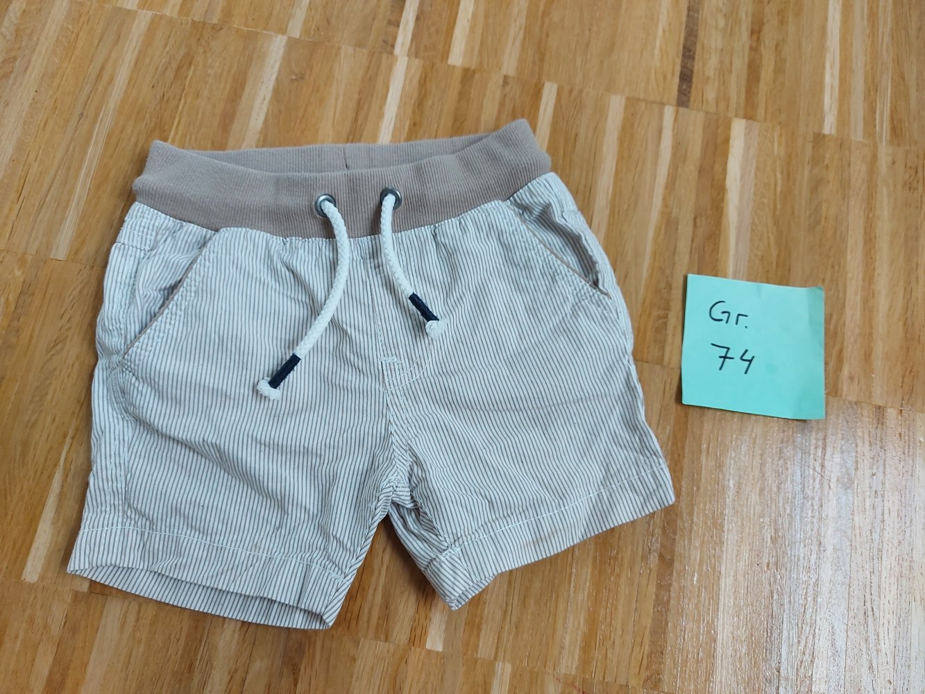 kurze beige-gestreifte Babyhose, Gr. 74