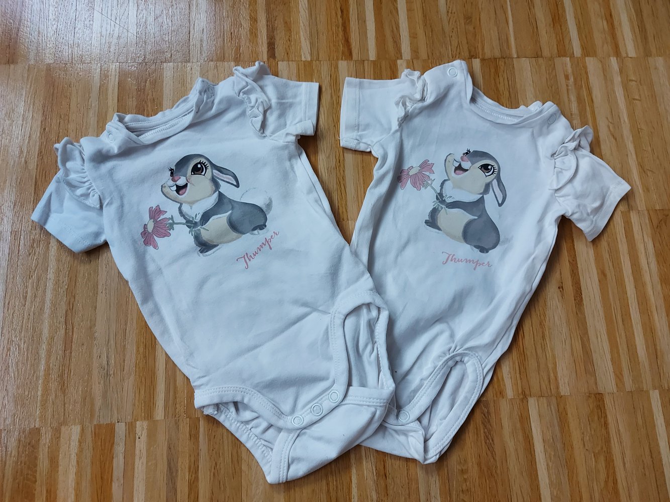 weißer Kurzarmbody mit Klopfer, Gr. 62