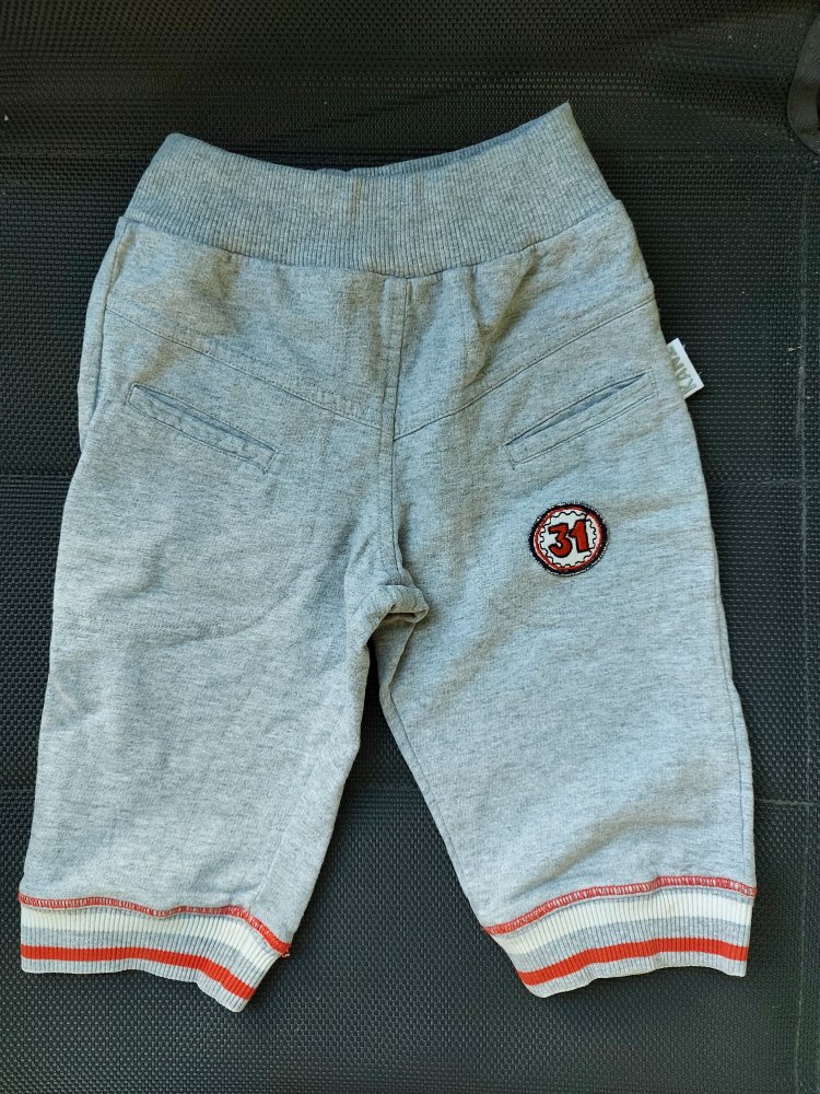 graue Babyhose / Baby-Jogginghose mit rot-weißen Elementen, Gr. 68