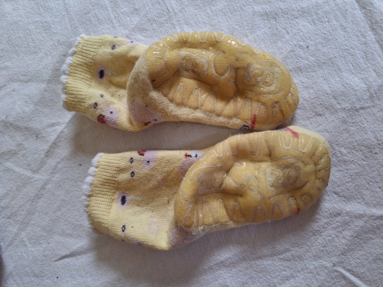 Gelbe Stoppersocken mit Schnecken, Gr. 19-20