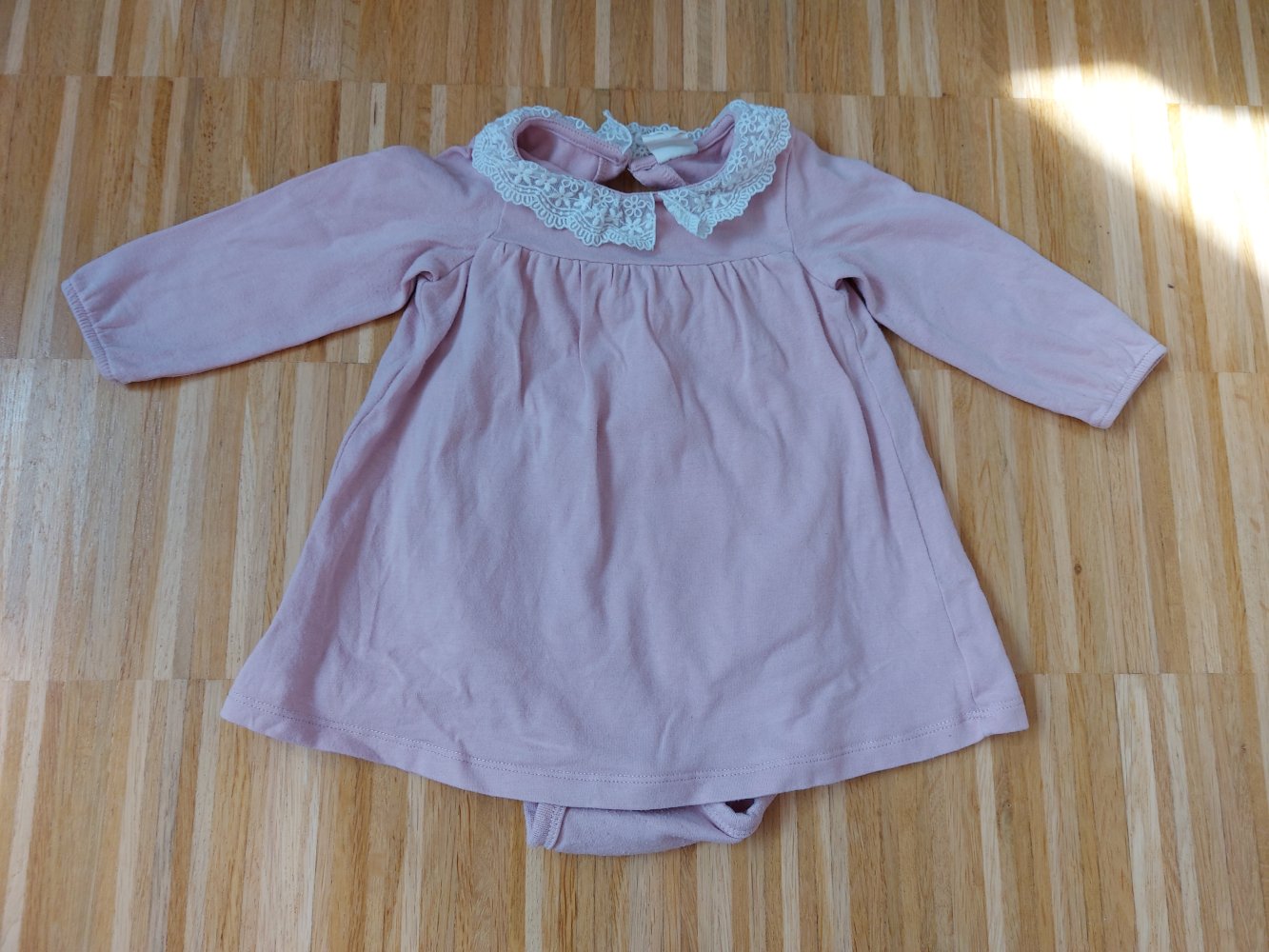 altrosa Bodykleidchen Gr. 68 mit niedlichem Spitzenkragen